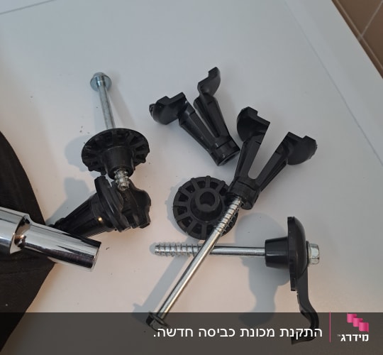 ברגים וכלים על משטח עבודה בתחום החשמל